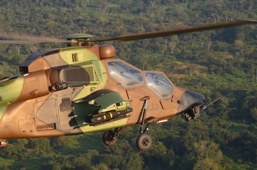 Fototapeta na wymiar Hélicoptère Tigre