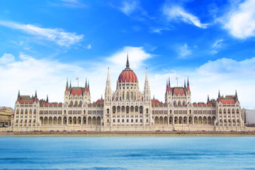 Obraz premium Beautiful view of the Hungarian Parliament on the Danube waterfront in Budapest, Hungary