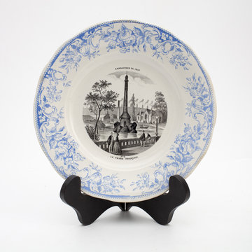 Assiette Exposition de 1867, N&deg; 9 &laquo;&nbsp;LE PHARE FRAN&Ccedil;AIS&nbsp;&raquo; . L.M. et Cie D&eacute;pos&eacute; Creil et Montereau