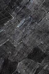 Schwarze Steinwand