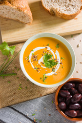 Crema de calabaza y zanahoria con un corito de nata, un poco de perejil y semillas. 