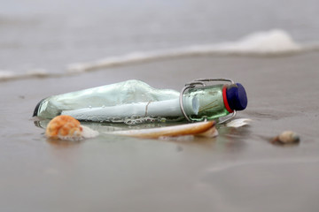 Flaschenpost am Strand