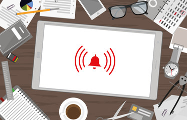 Schreibtisch mit Tablet - Alarm