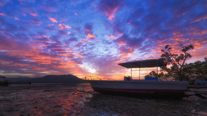 Naklejka premium Dramatic sun cloud twilight sky with parking motor boats.