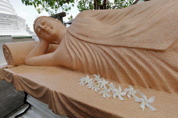Buddha Statuen im Seema Malaka Tempel von Colombo
