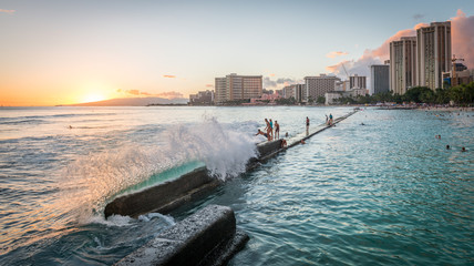 Famous Waikiki Beach, O'ahu, Hawaii - obrazy, fototapety, plakaty