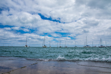 Ufer mit Segelbooten und Wellen, Lake Michigan, Chicago