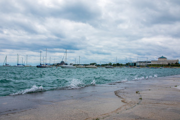 Fototapeta premium Wellen an Ufer, Lake Michigan, im Hintergrund Shedd Aquarium und Segelboote
