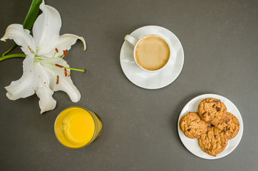 Xícara de café com cookies em café da manhã visto de cima.