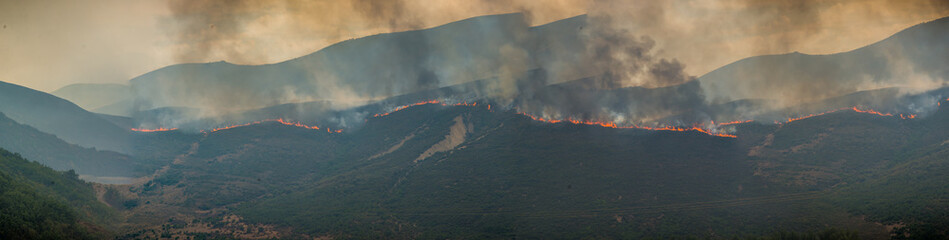 Incendio en el paraje natural de los Ancares leoneses, España