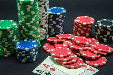 Ótimo conceito de mão ganhadora de poker, par de ás, fichas poker.