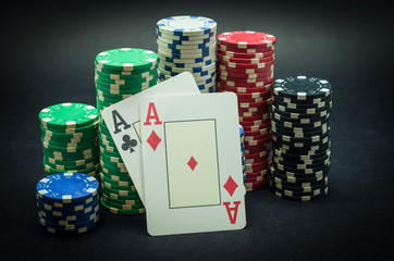 Ótimo conceito de mão ganhadora de poker, par de ás, fichas poker.