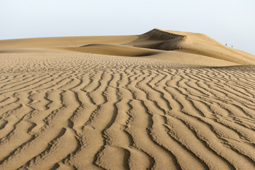caminando por las dunas de Maspalomas en Gran Canarias