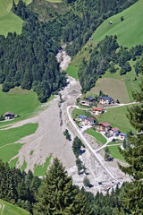 Luftbild eines Bergbachs mit Siedlung im Großarltal, Österreich nach Murgang