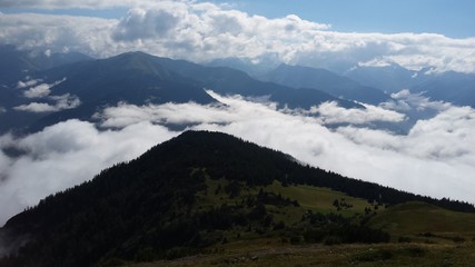 Landschaftsbild mit Bergrücken