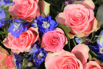 Fototapeta na wymiar Pink roses and blue larkspur