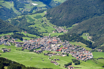 Fototapeta na wymiar Urlaubsort Kastelruth in Südtirol