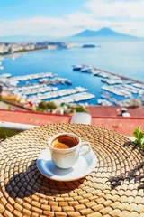 Wandcirkels tuinposter Kopje koffie met uitzicht op de Vesuvius in Napels © Ekaterina Pokrovsky