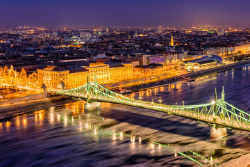 Fototapeta premium Hungarian sights. Beautiful night view of Liberty bridge over the Danube river in the historic part of Budapest, Hungary.