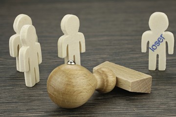 Ein Männchen wird als Versager gekennzeichnet und von der Gruppe ausgeschlossen – Darstellung...