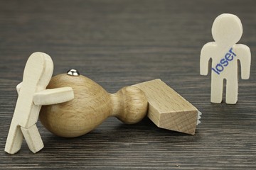Ein Männchen kennzeichnet ein anderes als Loser – Darstellung der ungerechten Vorverurteilung...