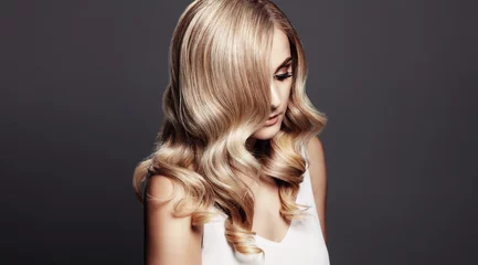 Papier Peint photo Lavable Salon de coiffure Femme élégante aux cheveux blonds ondulés brillants