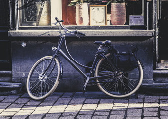 Fototapeta na wymiar urban bike standing at wall