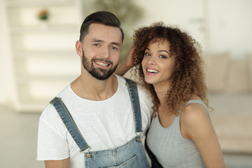 Obraz premium Happy young people standing in a new house