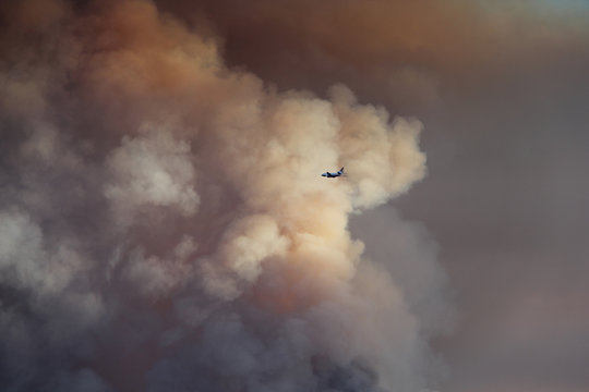 Airplane flies into the smoke of a huge wildfire