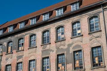 Fototapeta na wymiar old building facade in Berlin before restoration