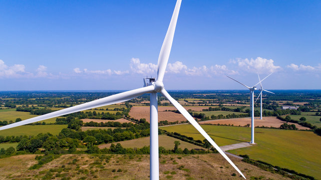 Eoliennes dans les champs pr&egrave;s de Sainte Pazanne, France