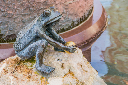 Froschk&ouml;nig M&auml;rchenbrunnen in Steinau a. d. Str.