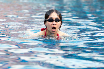 Fototapeta na wymiar Little girl learning in a swimming pool.