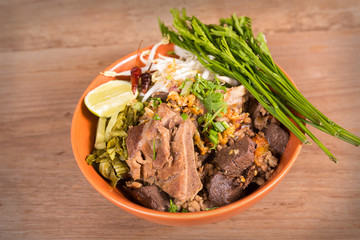 Rice noodles with spicy pork sauce