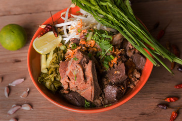 Rice noodles with spicy pork sauce