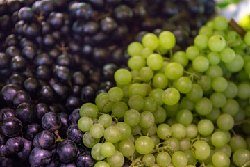 green and rose grapes