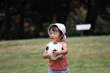 サッカーボールで遊ぶ女の子