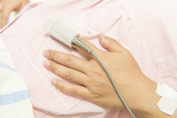 パルスオキシメーターを装着する妊婦の手