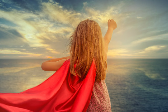 Kind spielt superheld