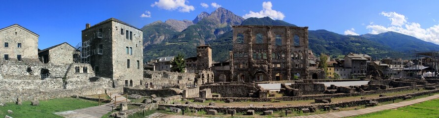 panoramisch van het oude theater van Aosta, Italië