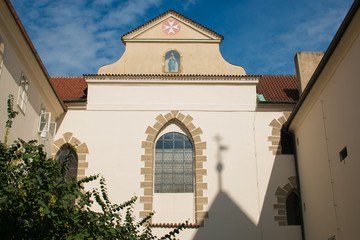 Facciata dell'antica chiesa di Santa Maria sotto la catena a Praga in Boemia