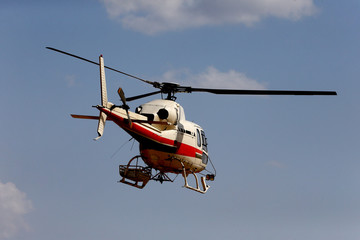 Helic&oacute;ptero en tareas de rescate en un incendio