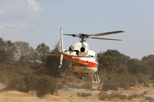 Helicóptero en tareas de rescate en un incendio