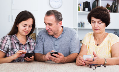 Fototapeta premium Relatives using mobile phones