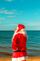 Obraz premium Santa Claus is standing on the beach.