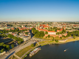 Fototapeta na wymiar Karków z lotu ptaka. Nabrzeże rzeki Wisły i Krajobraz miasta z zamkiem na Wawelu.