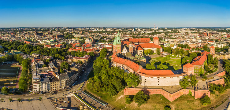 Fototapeta Kraków - panorama miasta z powietrza. Krajobraz Krakowa z zamkiem królewskim i katedrą na Wawelu.
