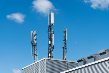 Funkmasten für mobile Telefonie auf einem Hochhaus