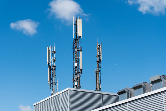Funkmasten f&uuml;r mobile Telefonie auf einem Hochhaus