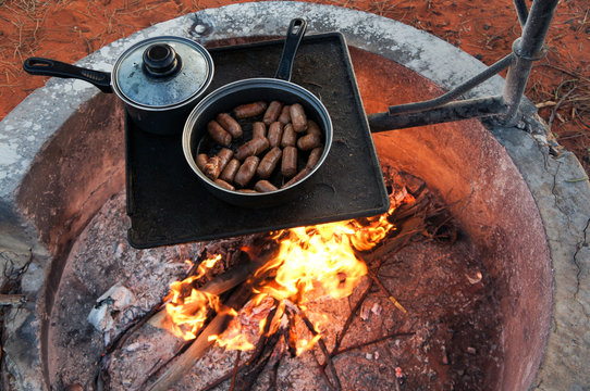 Australien, Westaustralien, Menzies, Kanguruh-W&uuml;rstchen vom Grill, N&auml;he Menzies / Lake Ballard